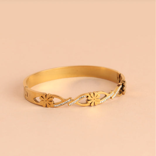 Gold Bloom Bracelet with Diamond Charm