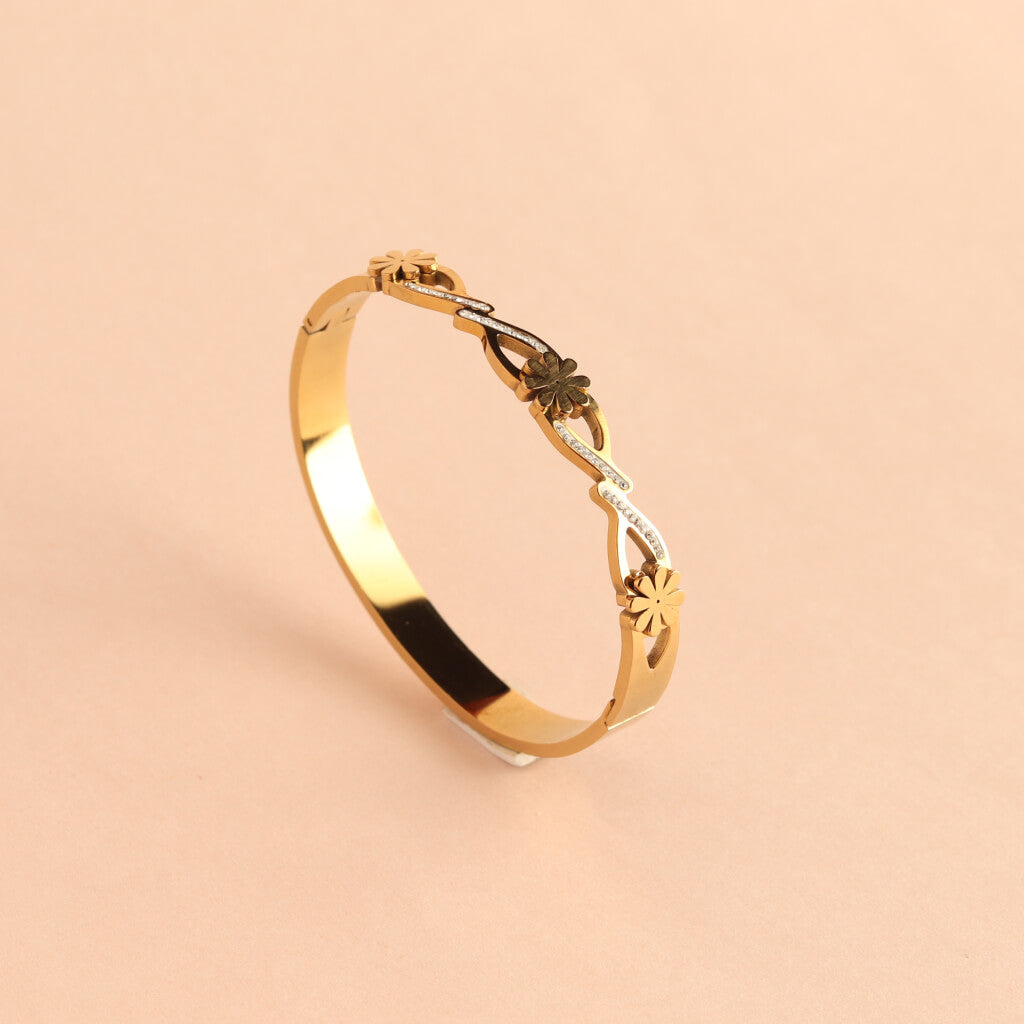Gold Bloom Bracelet with Diamond Charm
