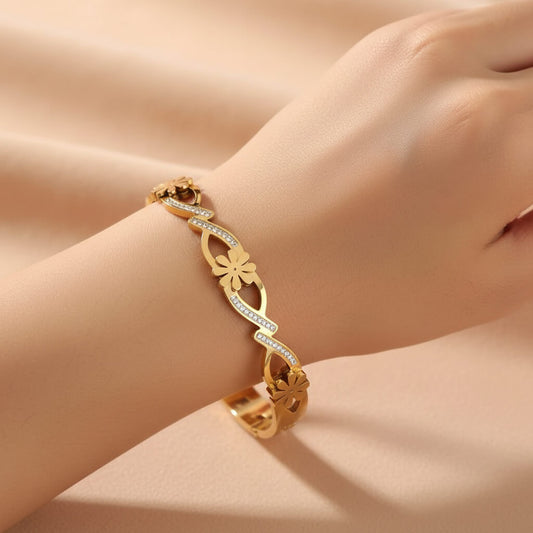 Gold Bloom Bracelet with Diamond Charm